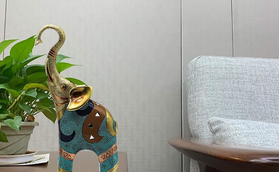 The eyes look real, which I love, and the gold color is magnificent.